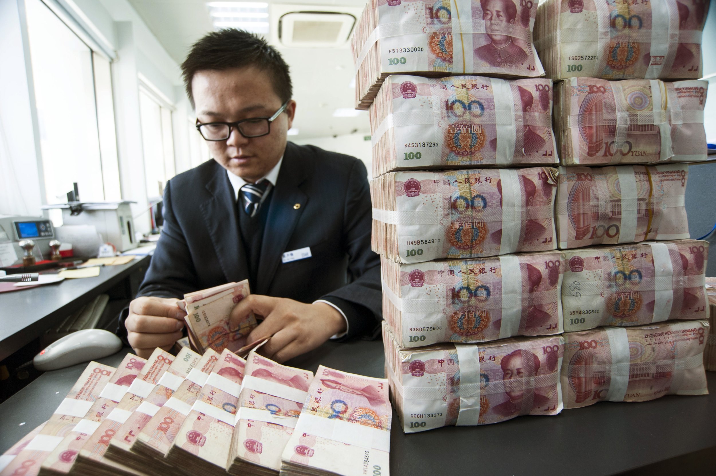 Миллион юаней это сколько рублей. Китаец с деньгами. Японец с деньгами. Китайские инвесторы. Деньги Китая.