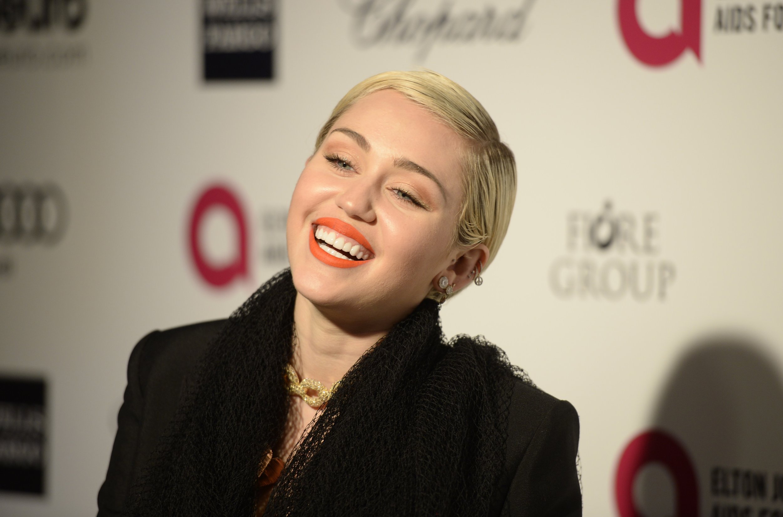 Miley Cyrus Grossest Instagram Post Ever Singer Shows Off Teeth