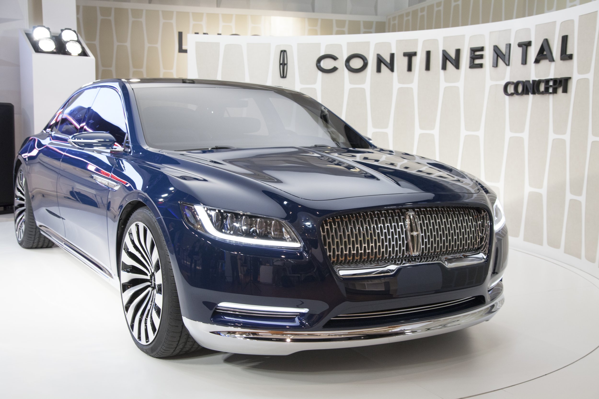 Lincoln Continental Concept: What It's Like To Sit In The Back Seat Of ...