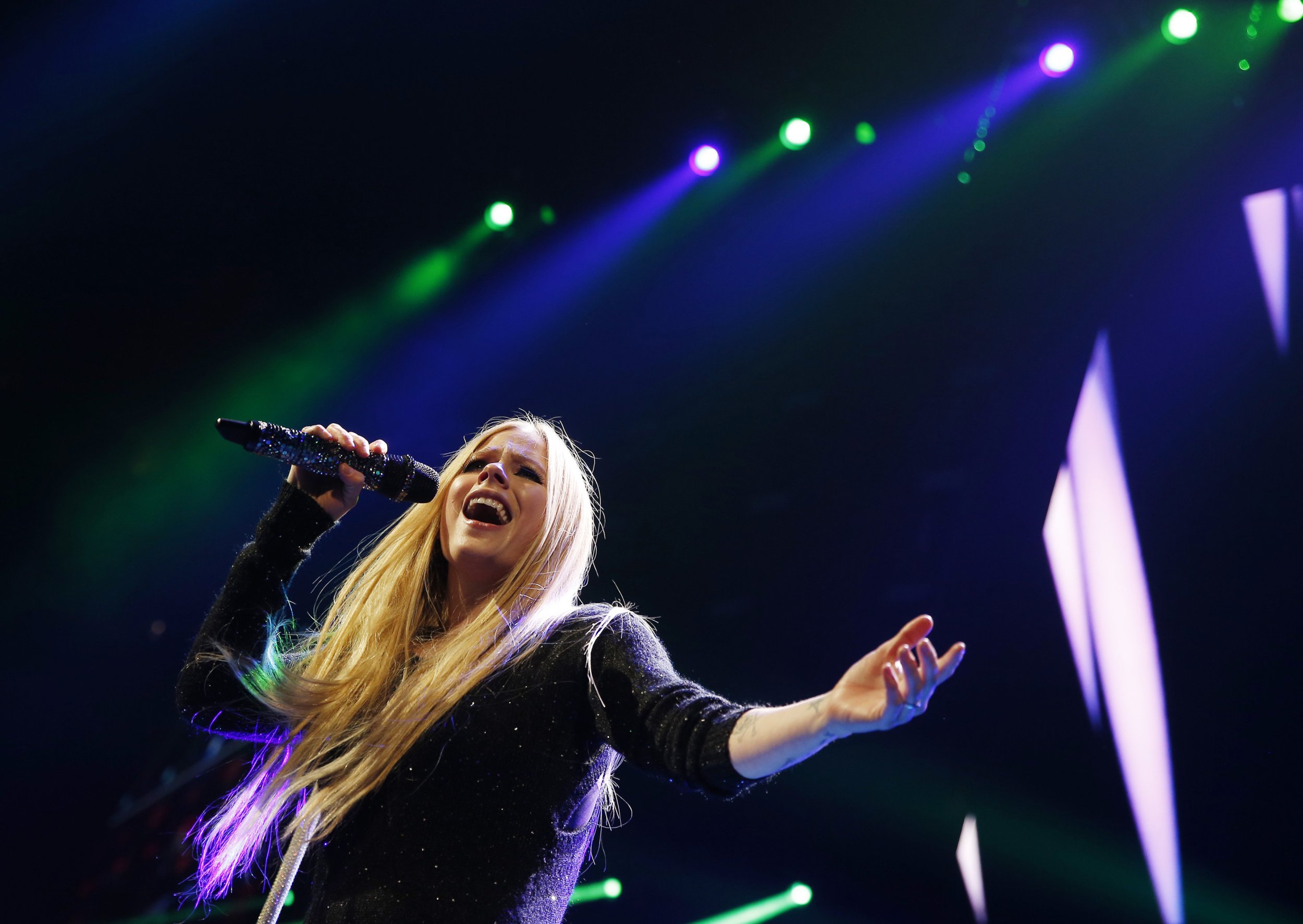 Avril Lavigne Reveals Lyme Disease Diagnosis Singer Says She Felt Like 