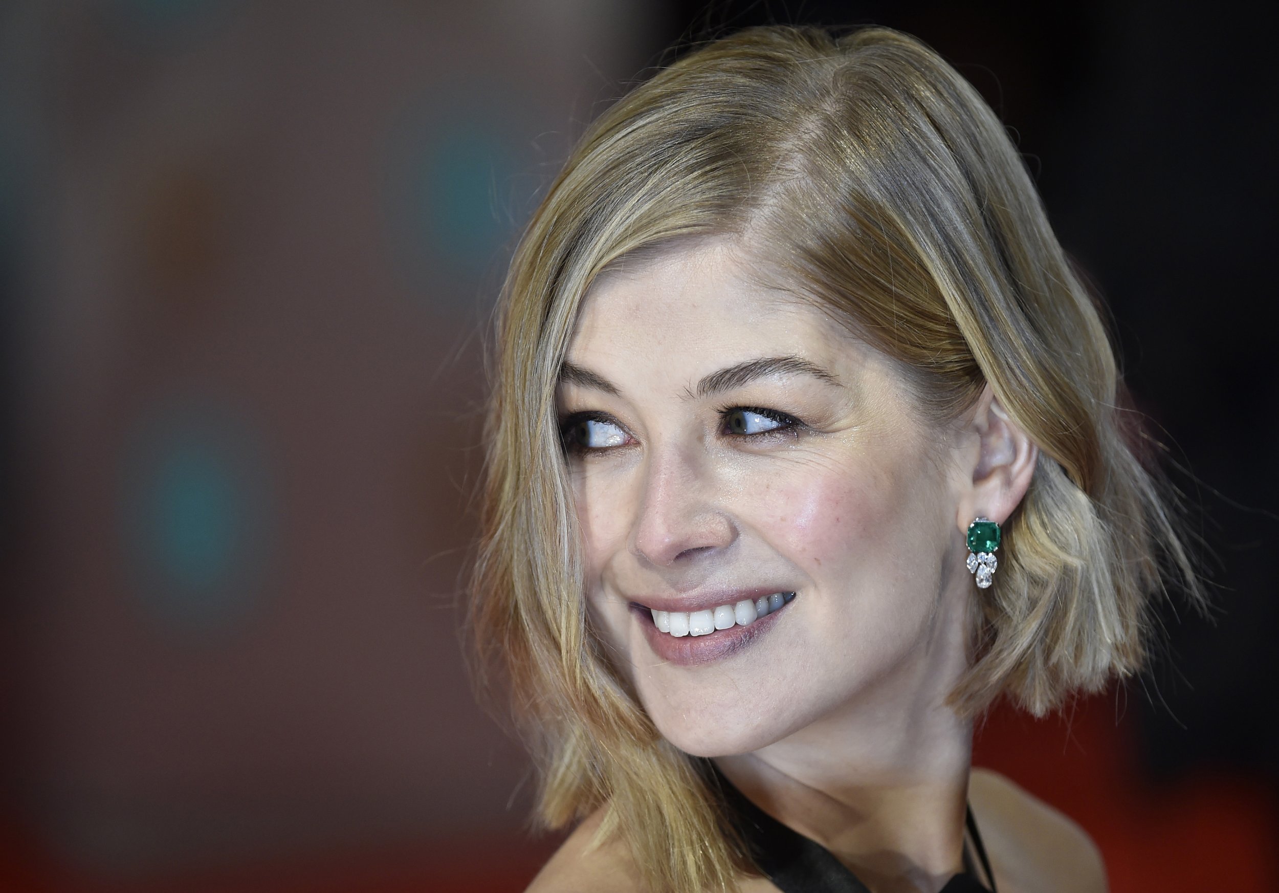 Rosamund Pike Flaunts Short Hairstyle Credits Her Character In New Netflix Film Ibtimes 