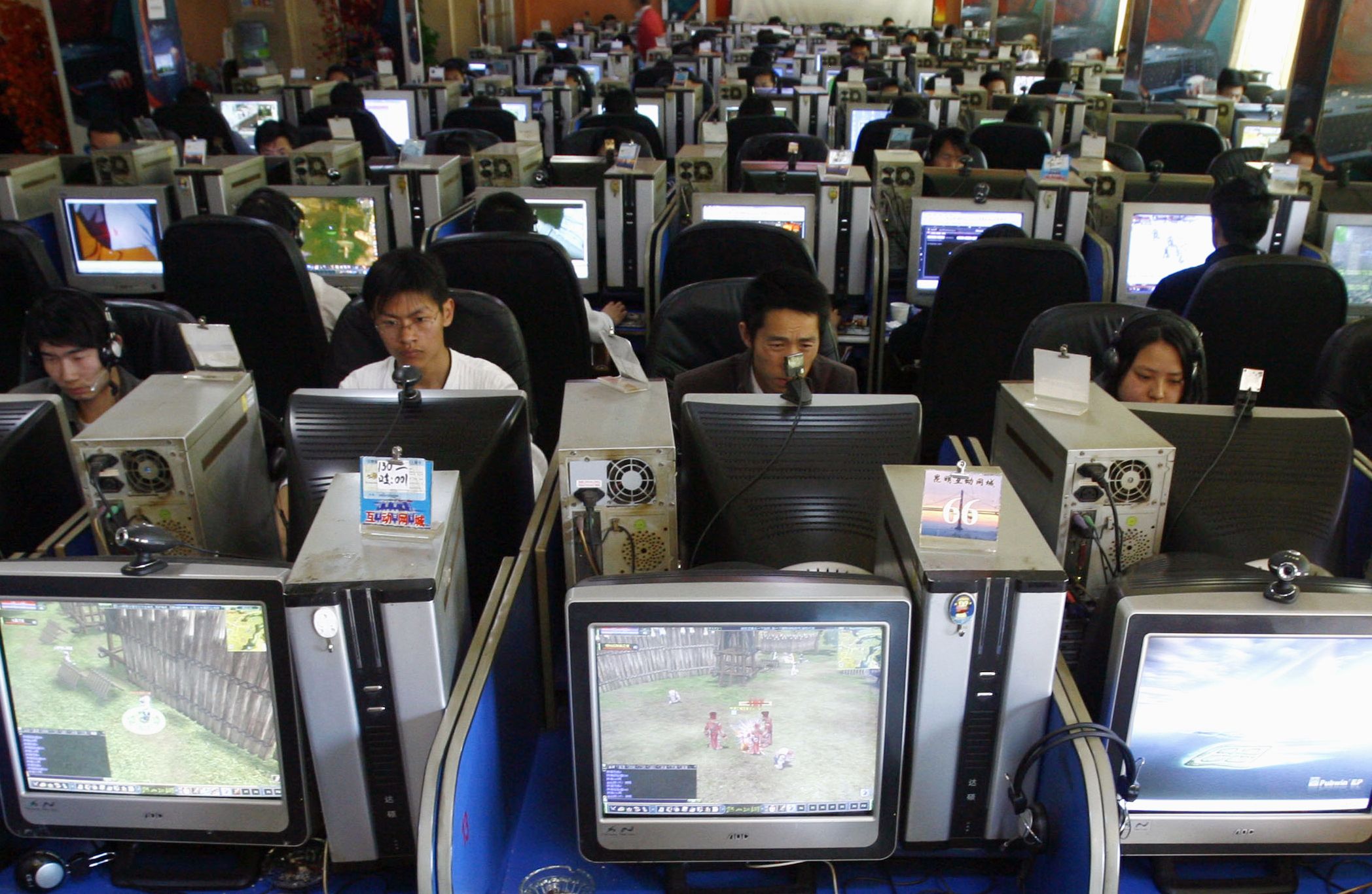 Китайский интернет. Китайские интернет кафе. Интернет кафе в Китае. Китайский компьютерный клуб. Китайцы в интернете.