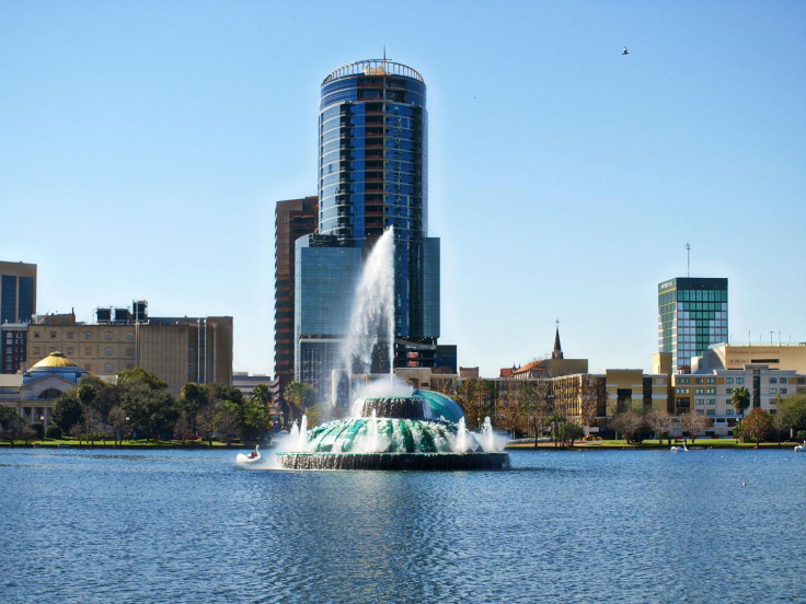 lake-eola-in-orlando-florida-with-fountain