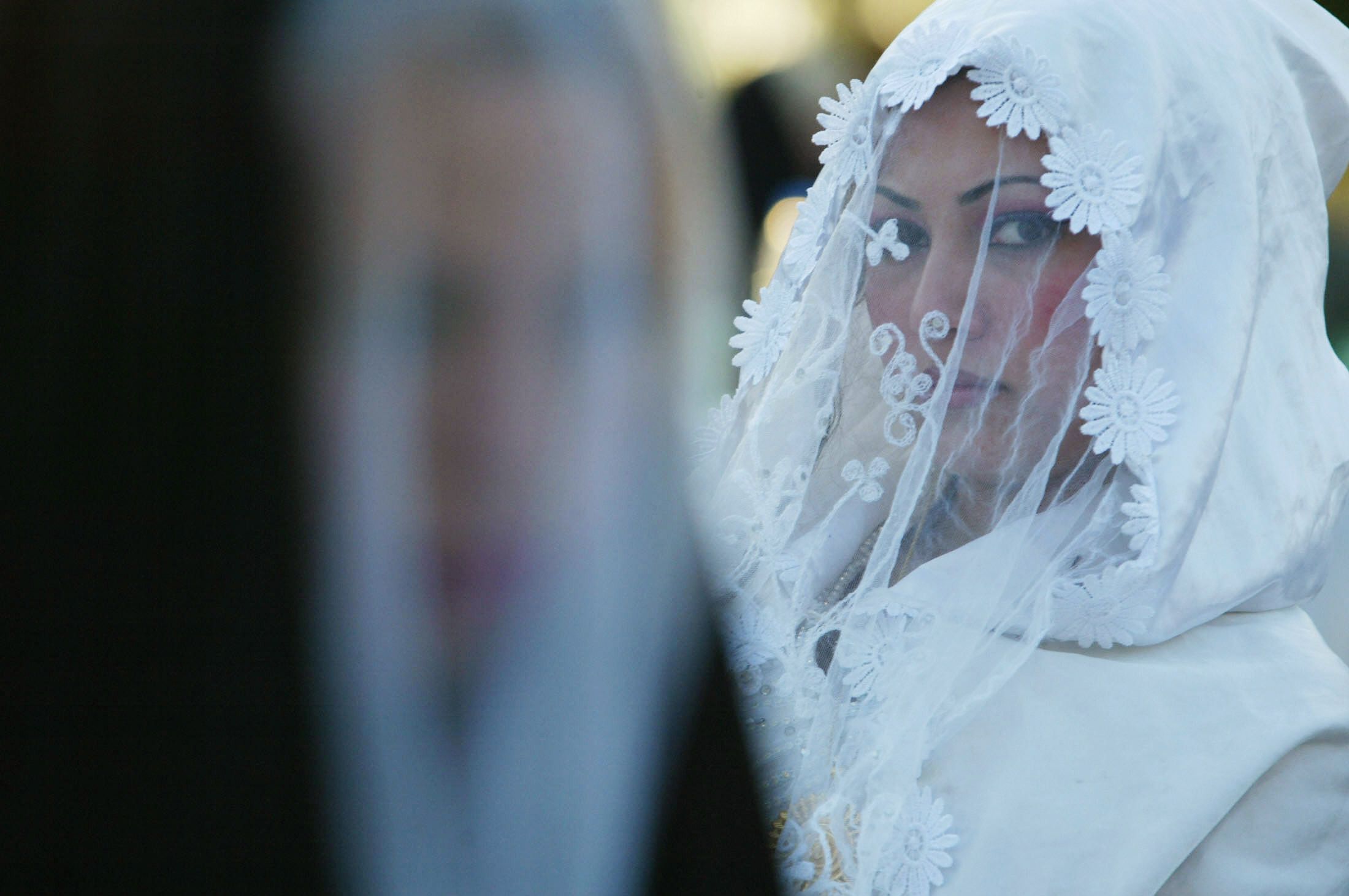 Брак с вдовой. Невеста в желтой чадре. Саудовская Аравия свадьба. Стрэндж невеста. Замуж за мигранта.