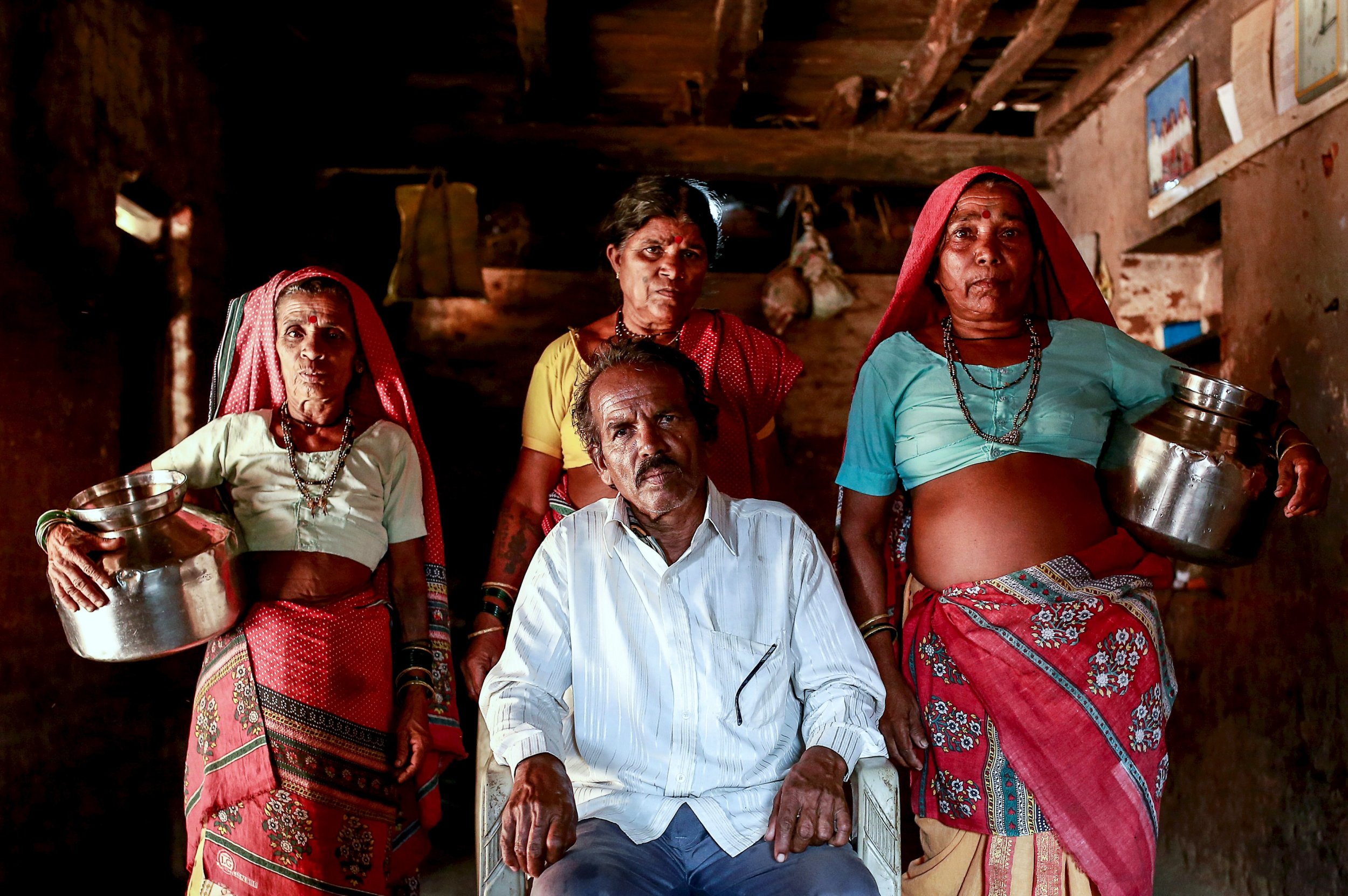 Привез жену деревня. Индийские рабыни. Многоженство и многомужество. Полигамия в Индии. Индия деревня.