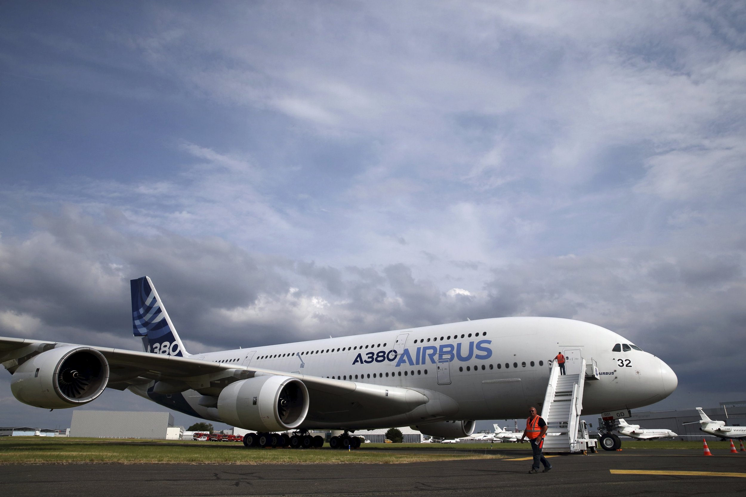 Самолет аэробус. Airbus a380 SUPERJUMBO Jet. Двухэтажный Airbus a380. Двухэтажный Эйрбас 380. Двухэтажный самолет Аэробус а380.