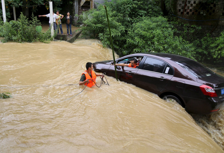 China rains flooded car