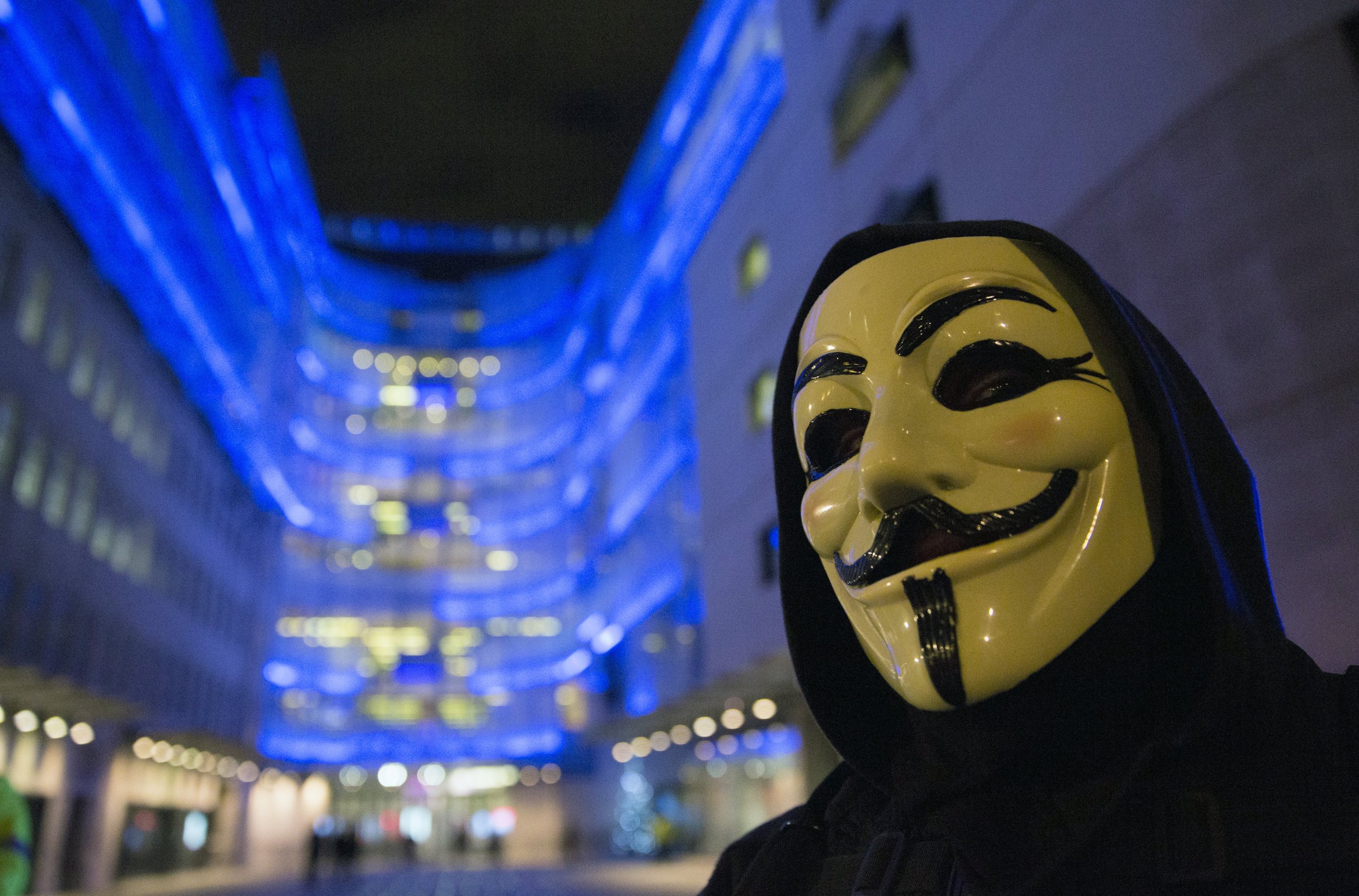 Anonymous. Hacker анонимус. Киберпреступник анонимус. Маска хакерской группировки анонимус. Фотография Анонимуса.