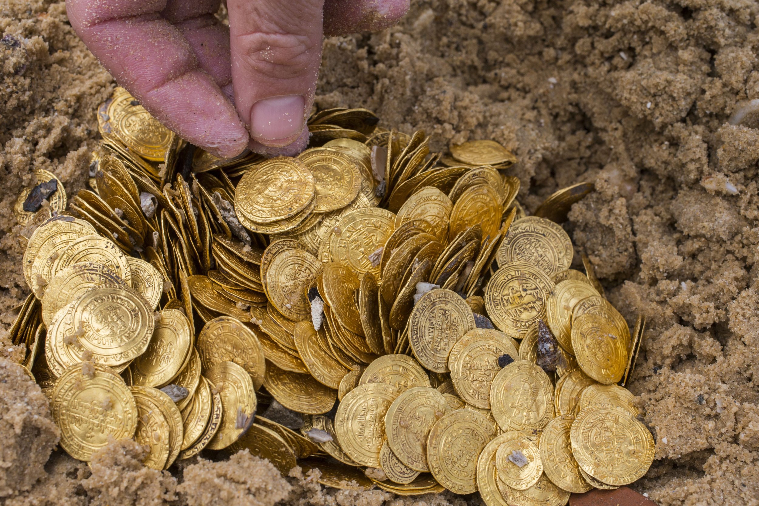 В каком году нашли первое золото. Клад золотых монет эпохи Фатимидов (x-XII век н.э.). Кладоискатели находки золотых монет. Золотой клад. Монета Золотая.