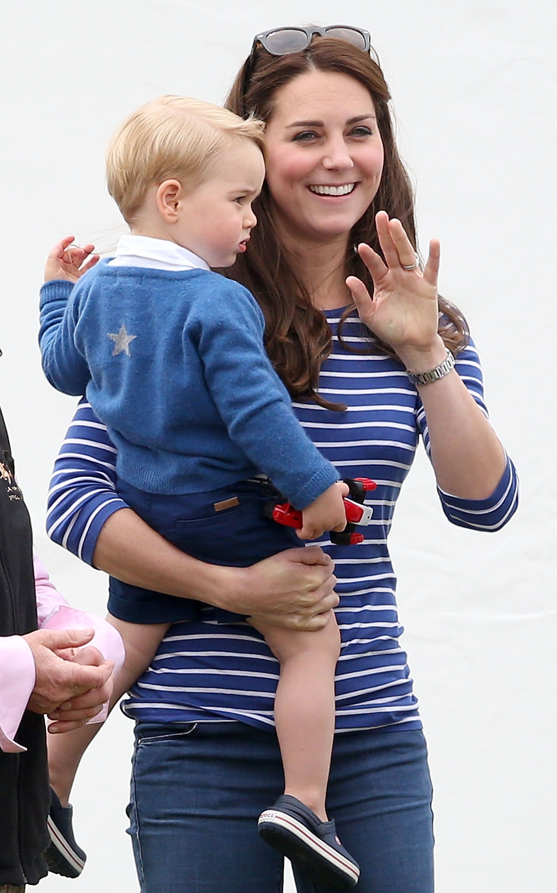 kate middleton waving with george