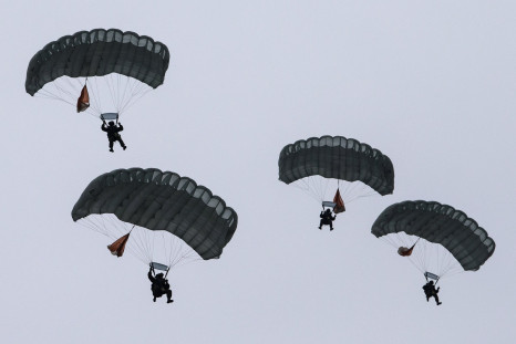 Russian-paratroopers