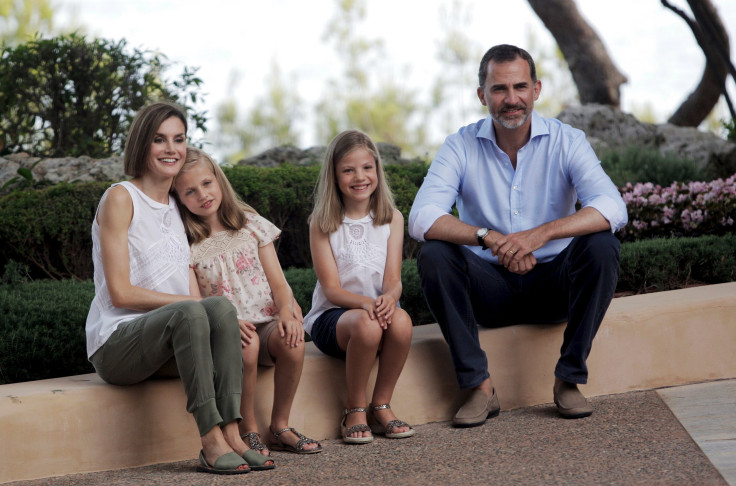 [14:58] Spain's King Felipe (R) and Queen Letizia (L) pose with their daughters Princess Leonor (2nd L) and Princess Sofia, during a photocall