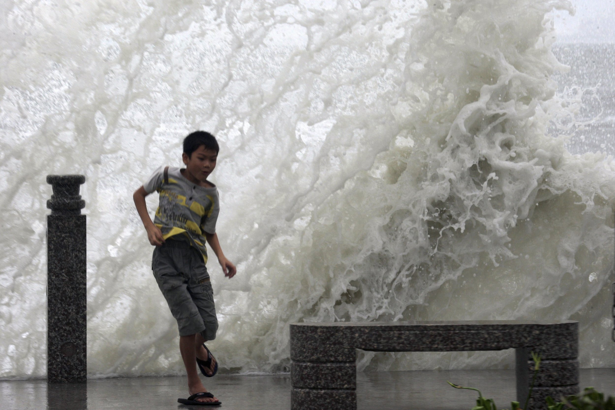 Тайфун сила. Тайфун гони. Актер Тайфун Эфе. Человек и Тайфун горизонтальное фото.