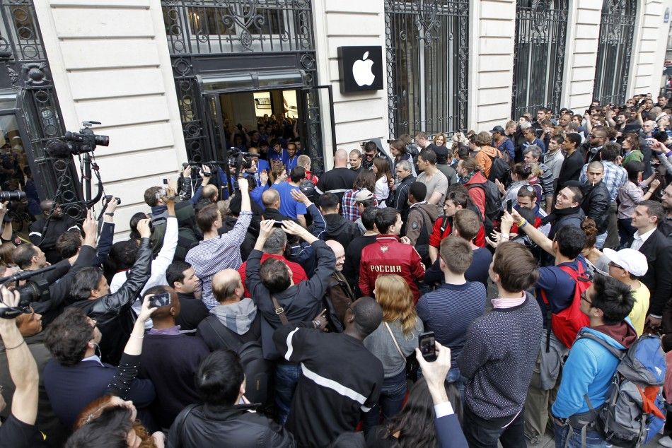 Apple store staff welcome first customers in a Paris Apple store the moment Apples iPad 2 became available for direct purchase in France