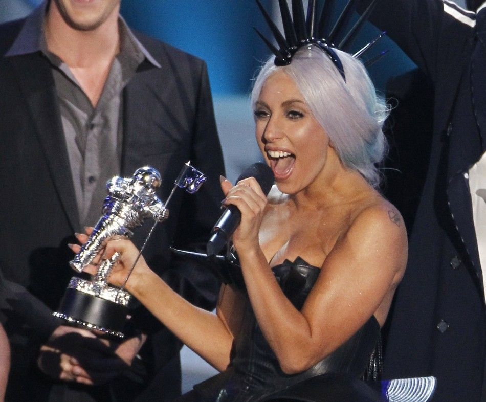 День рождения леди гаги. Леди Гага 2010. Леди Гага Грэмми. Леди Гага с наградами. Леди Гага на премии.