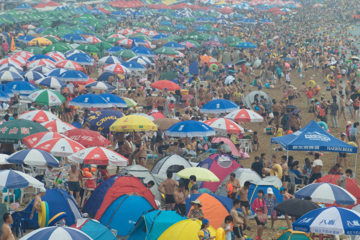 ChineseTourists_DalianBeach