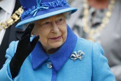 [12:04] Britain's Queen Elizabeth waves as she arrives at Edinburgh Waverley Station