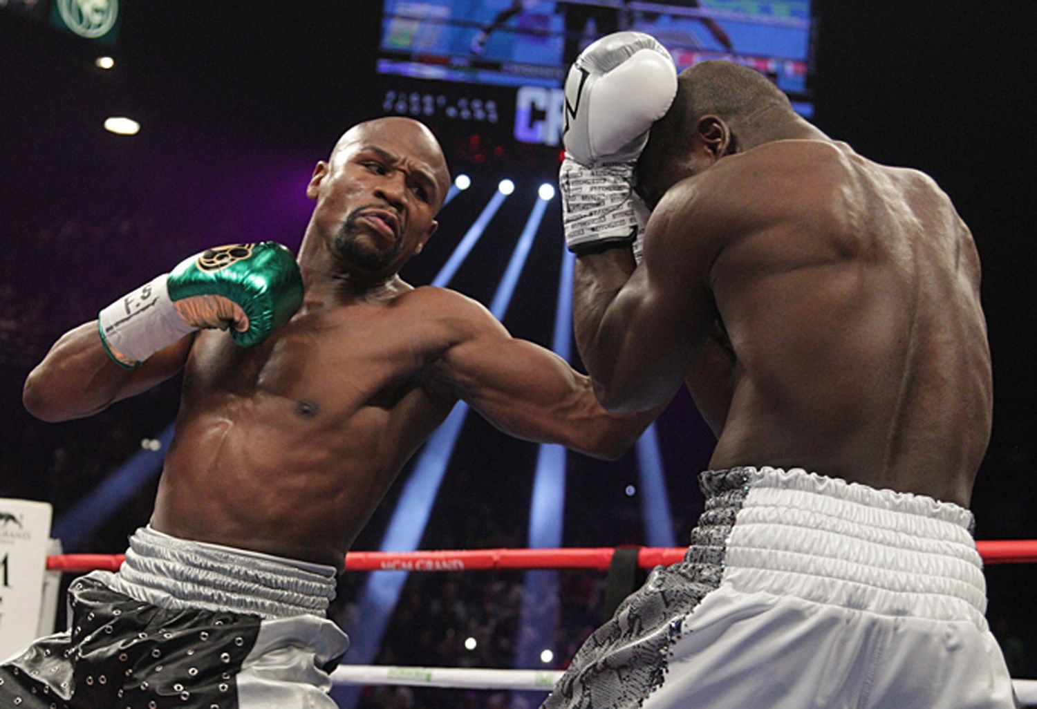 Floyd Mayweather: Marcos Maidana must wear the same gloves as me, not the  ones without any padding | Boxing News