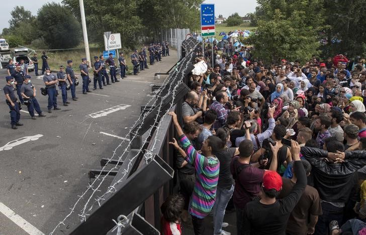 Refugee Crisis In Hungary And Serbia: Hungarian Border To Be Closed For ...