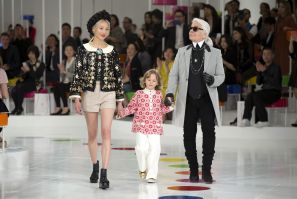 [09:32] German designer Karl Lagerfeld appears at the end of the Chanel Cruise in Seoul 