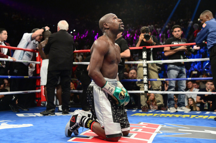 Floyd Mayweather kneels 