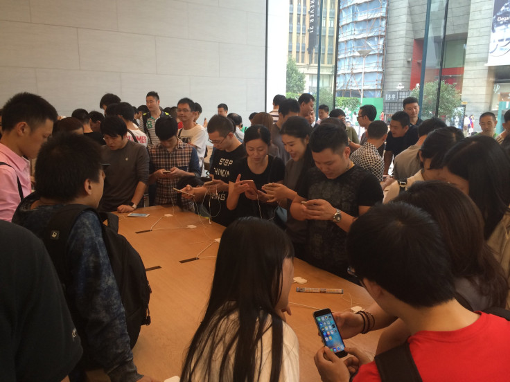 iPhone Shoppers In Shanghai, China