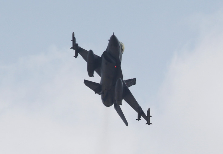 A Turkish F-16 maneuvering  