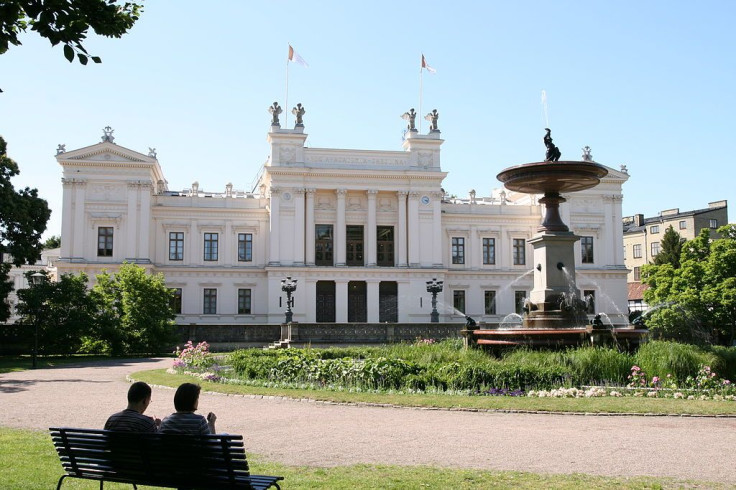 1024px-Lunds_universitets_huvudbyggnad_(juli_2008)