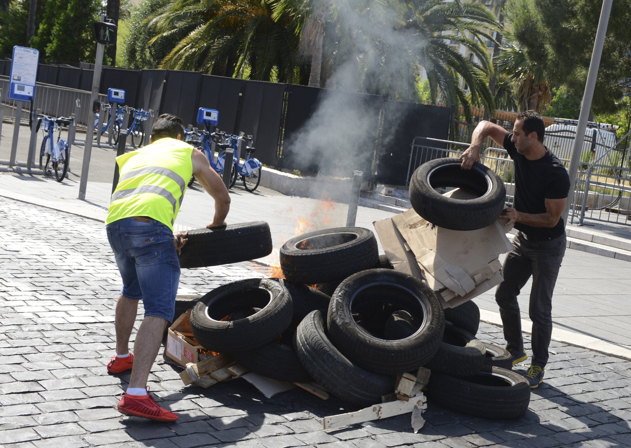 uber-in-paris-minimum-fares-reduction-protested-by-french-drivers-for