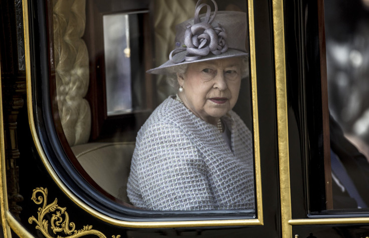 [09:20] Britain's Queen Elizabeth and the President of China, Xi Jinping, are driven by carriage along The Mall to Buckingham Palace