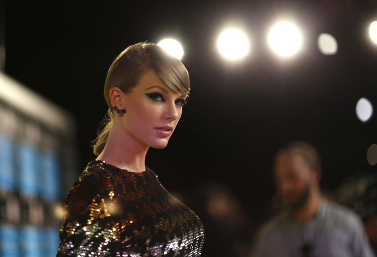 [10:02] Singer Taylor Swift arrives at the 2015 MTV Video Music Awards
