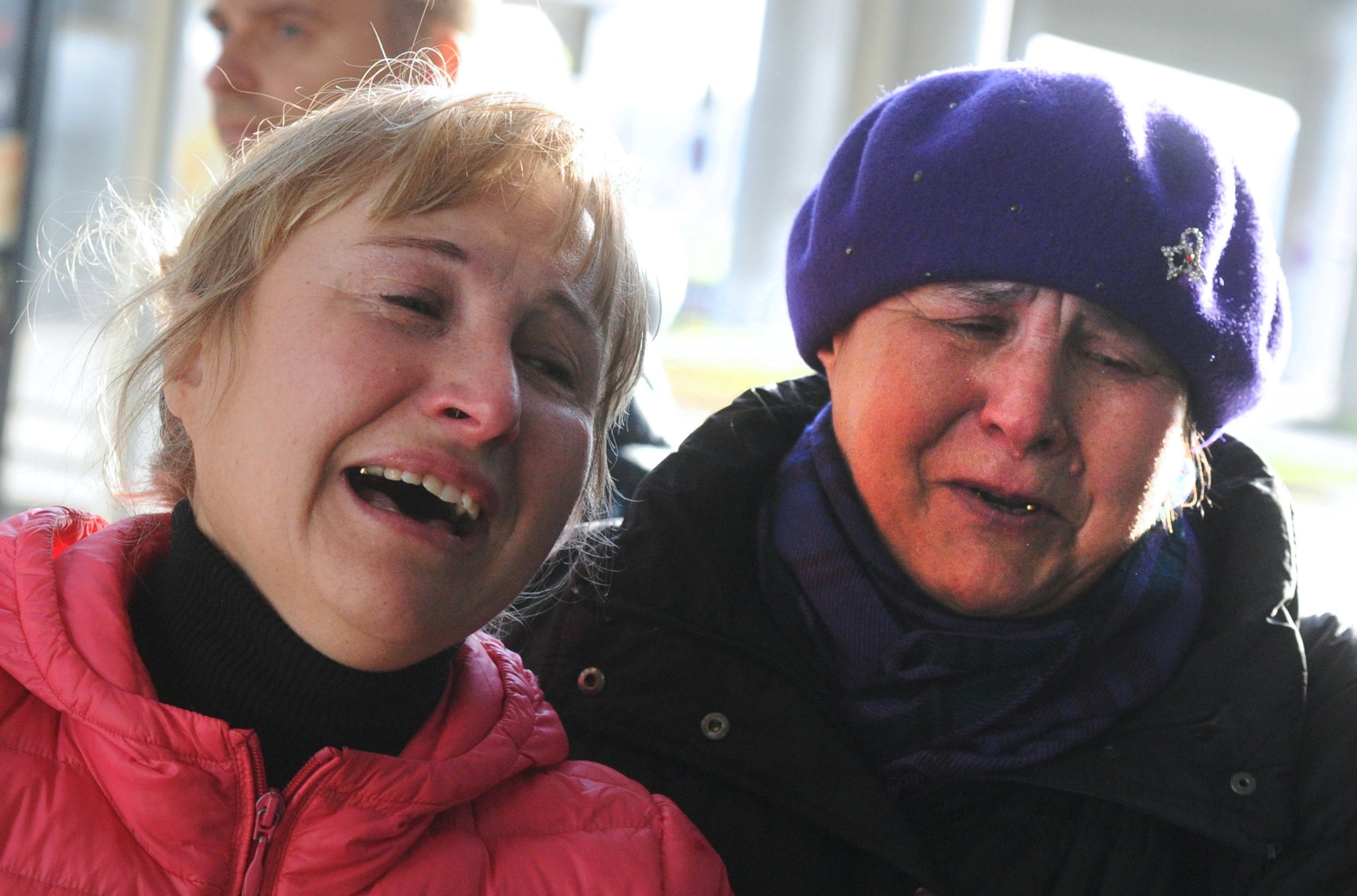 russian-sinai-plane-crash-photos-video-show-victims-families-grieving