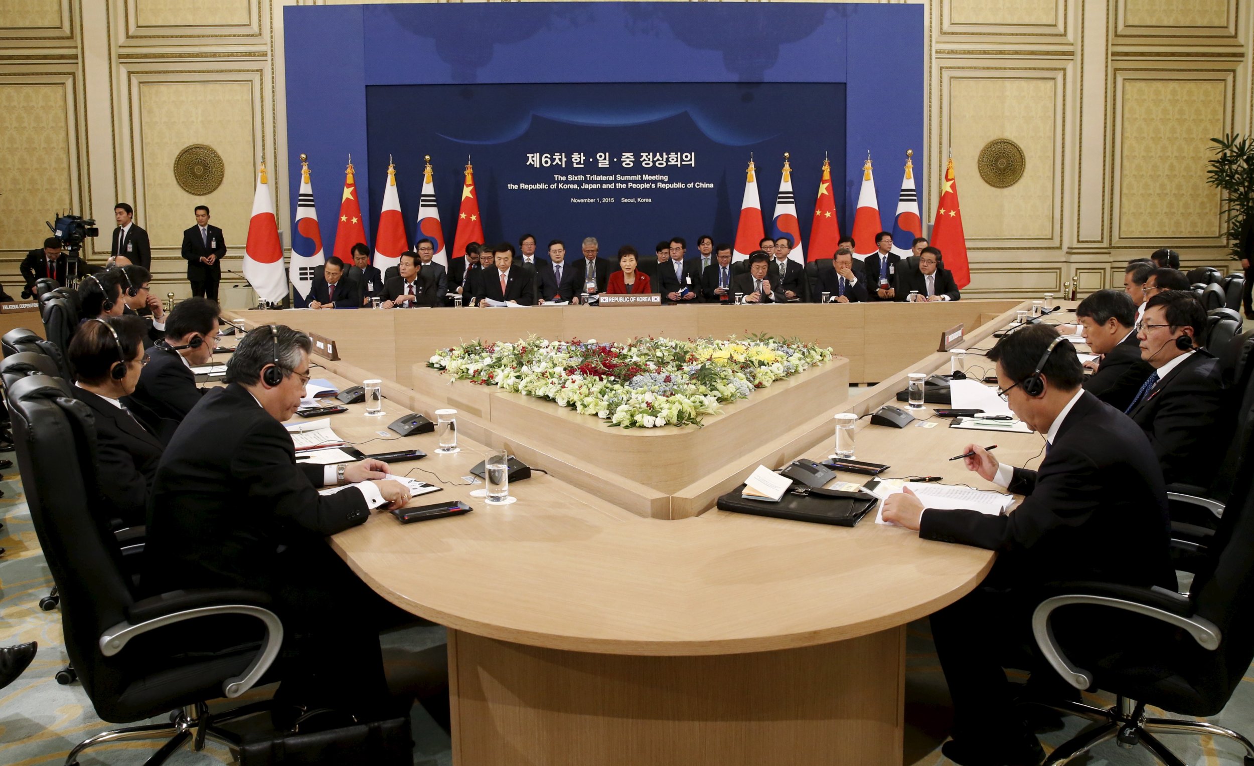 China, Japan, South Korea Pledge Economic Cooperation At First Summit ...