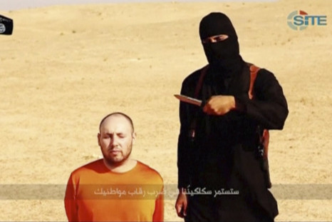 A man reported to be Jihadi John stnads beside U.S. journalist Steven Sotloff