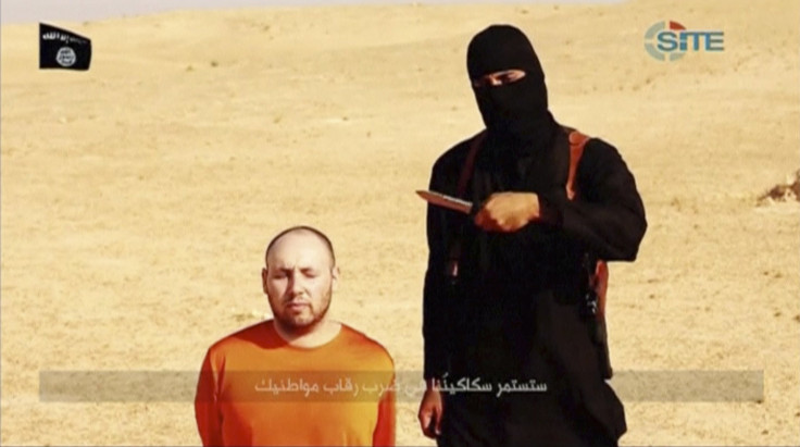 A man reported to be Jihadi John stnads beside U.S. journalist Steven Sotloff