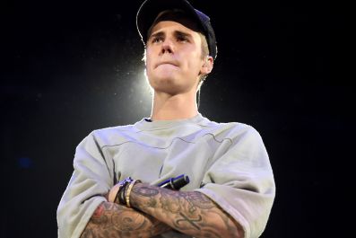 Justin Bieber cries during concert