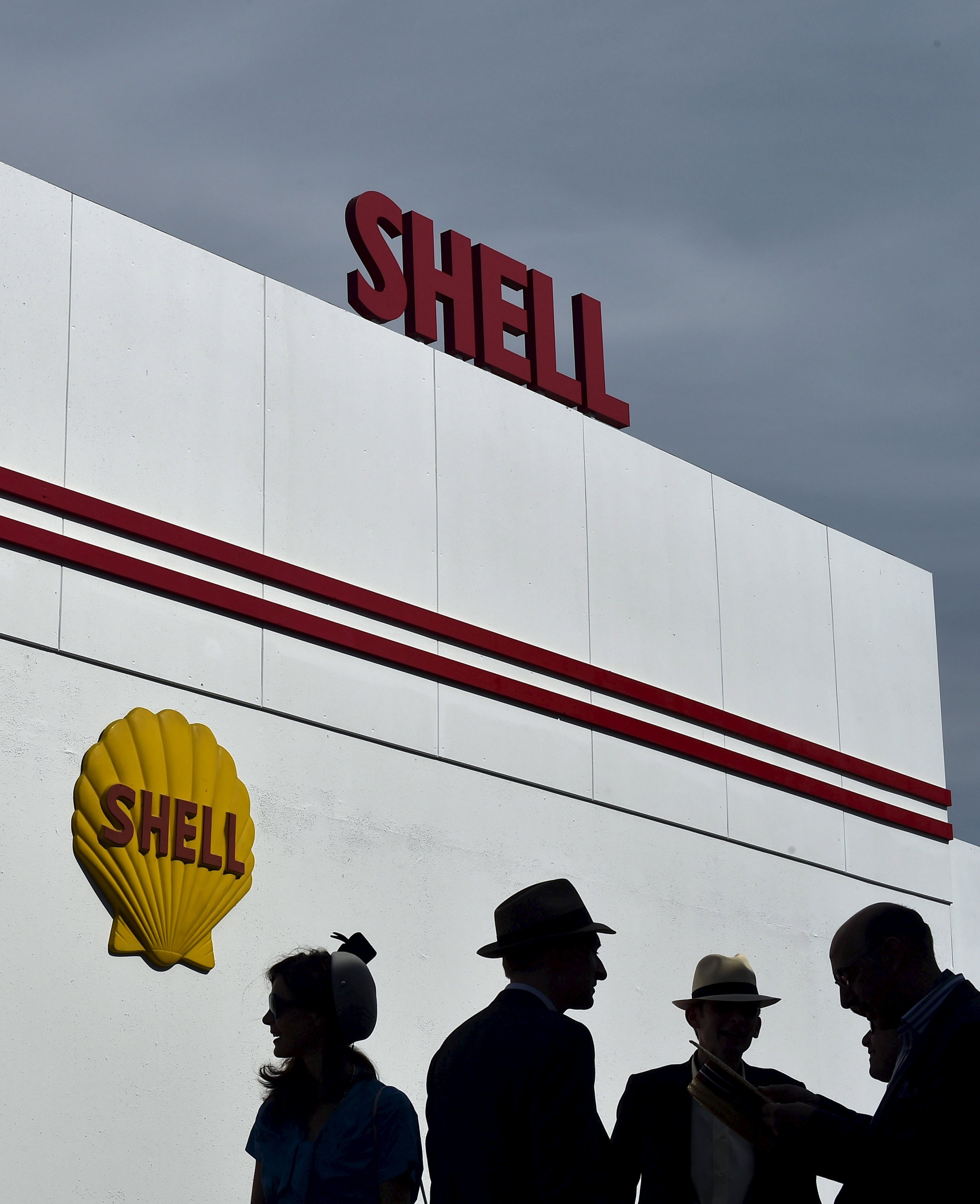 Компания шел. Royal Dutch Shell о компании. Компания Роял датч Шелл. Роял датч Шелл заводы. Логотип компании Royal Dutch Shell.