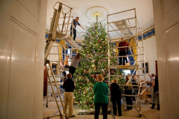 volunteers decorate tree in nov 2009 -- Lawrence Jackson