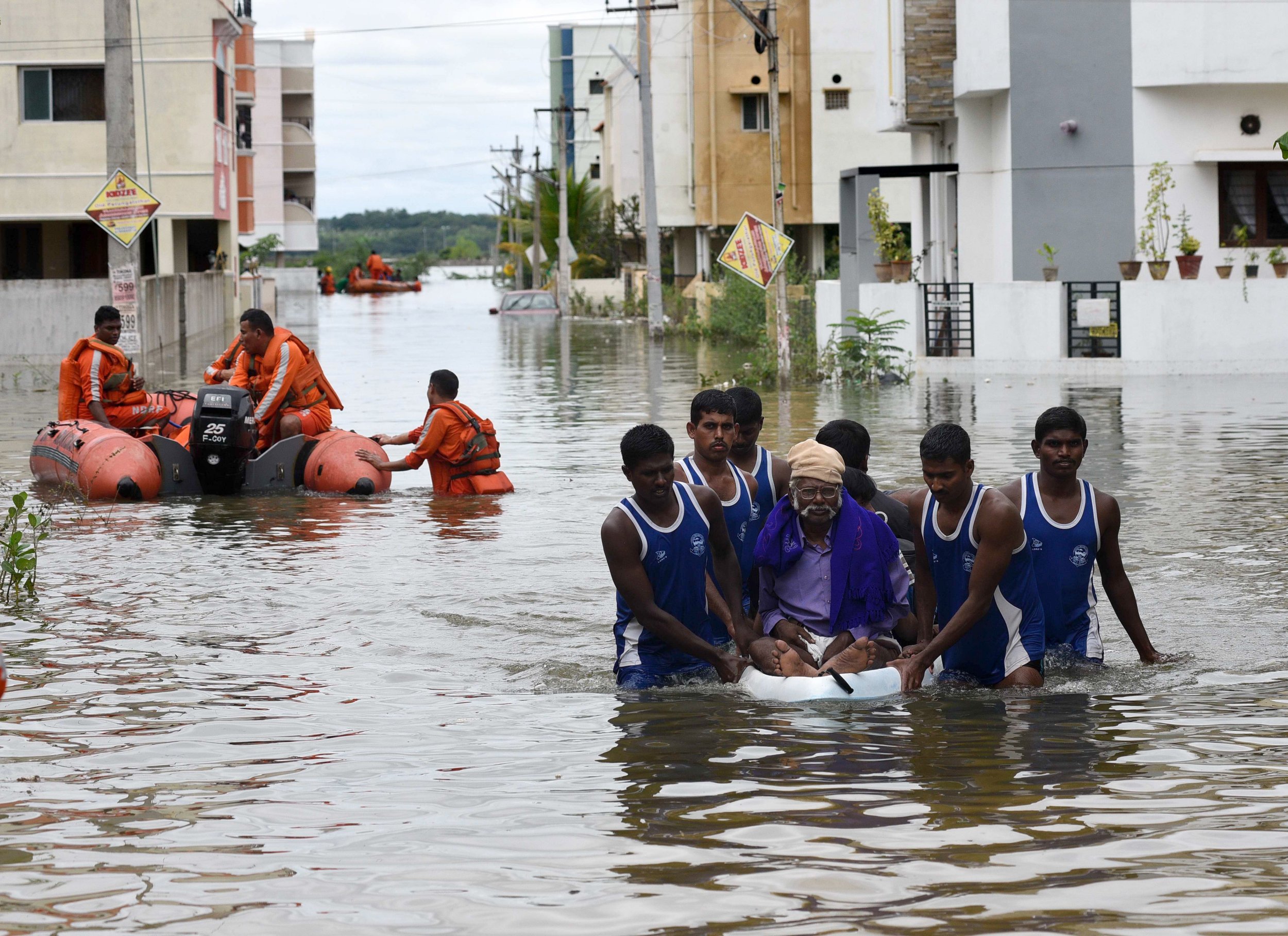 Сонник затопило водой. Наводнение. Стихийные бедствия в Индии. Наводнение в Индии. Природные катаклизмы Индии.