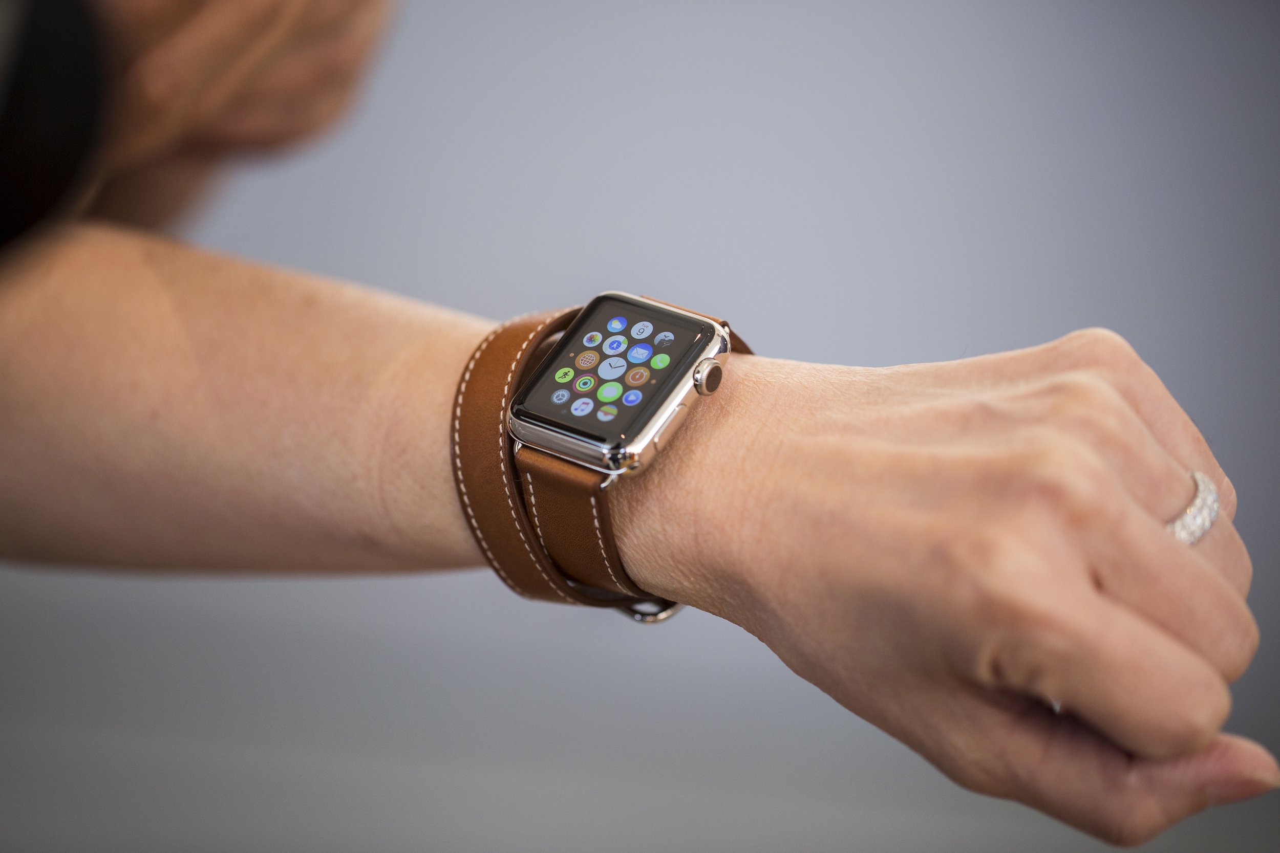 Продать apple watch. Эпл вотч Гермес. Apple IWATCH Гермес. Apple watch 2023. Умные часы на руке.
