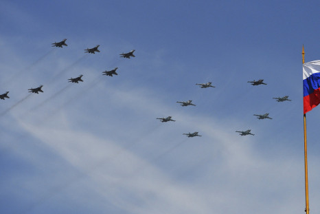 Russia jets fly in formation over Moscow