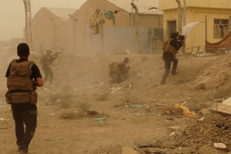 Iraqi soldiers take positions inside Ramadi
