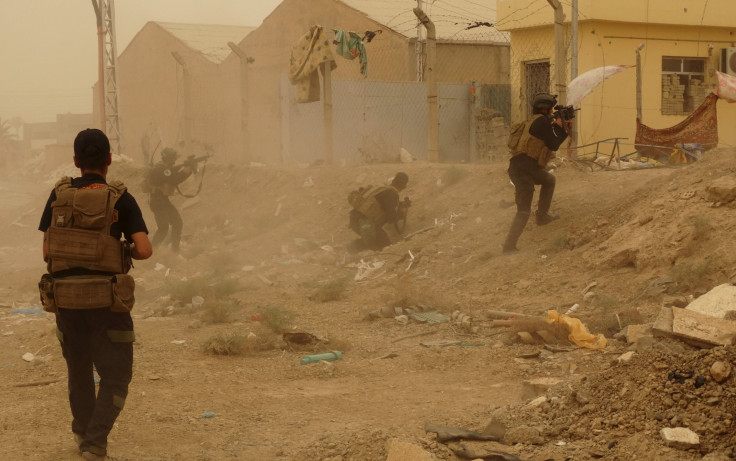Iraqi soldiers take positions inside Ramadi