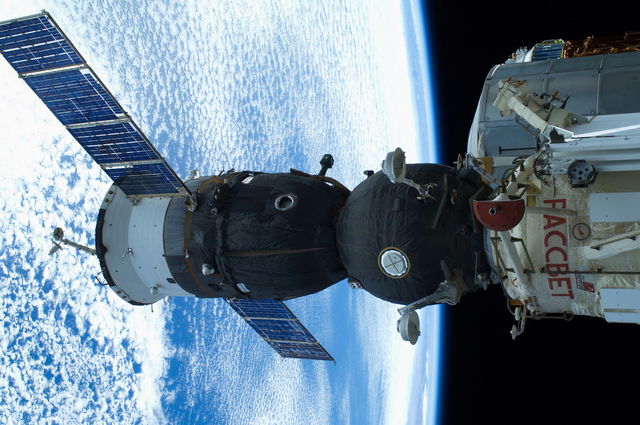 Фото космического корабля в космосе. Космический корабль Союз ТМА. Пилотируемый космический корабль Союз-ТМА. Корабль Союз МКС. Космический корабль Союз МС.