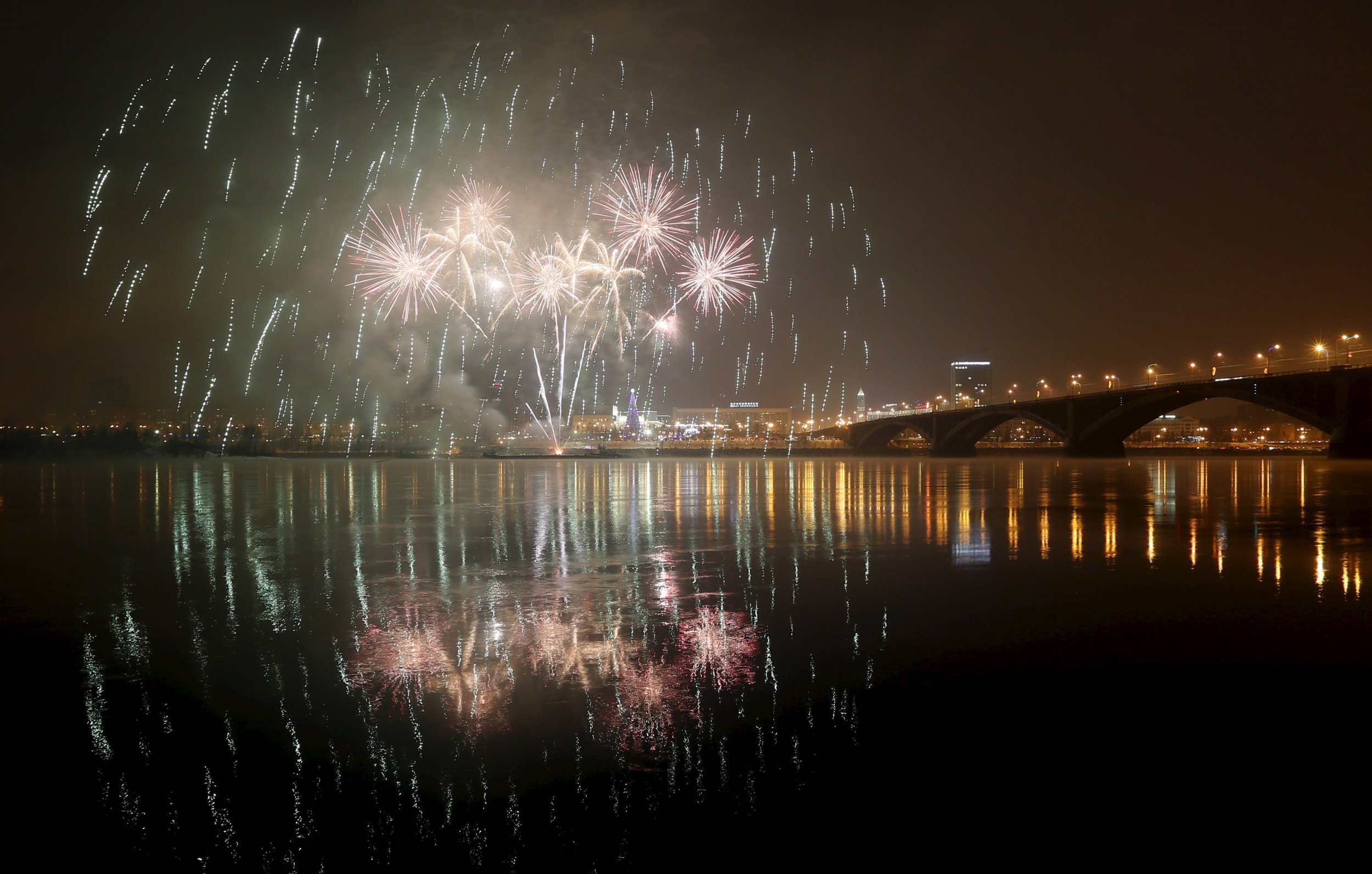 how do they celebrate new year's day in spain