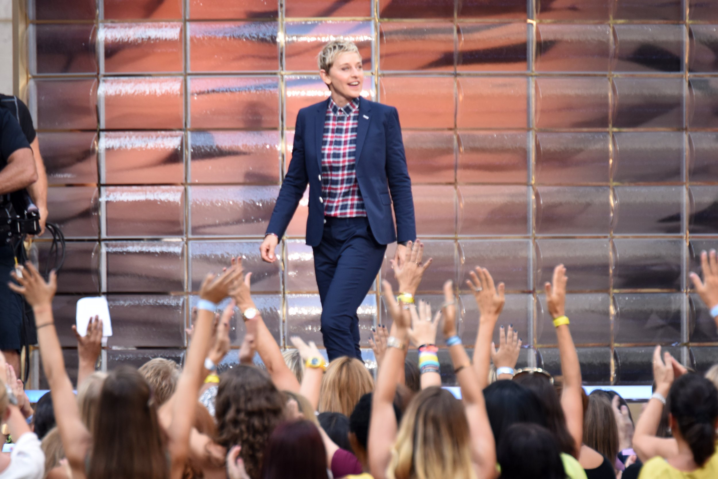 Ellen degeneres hot hands deals app