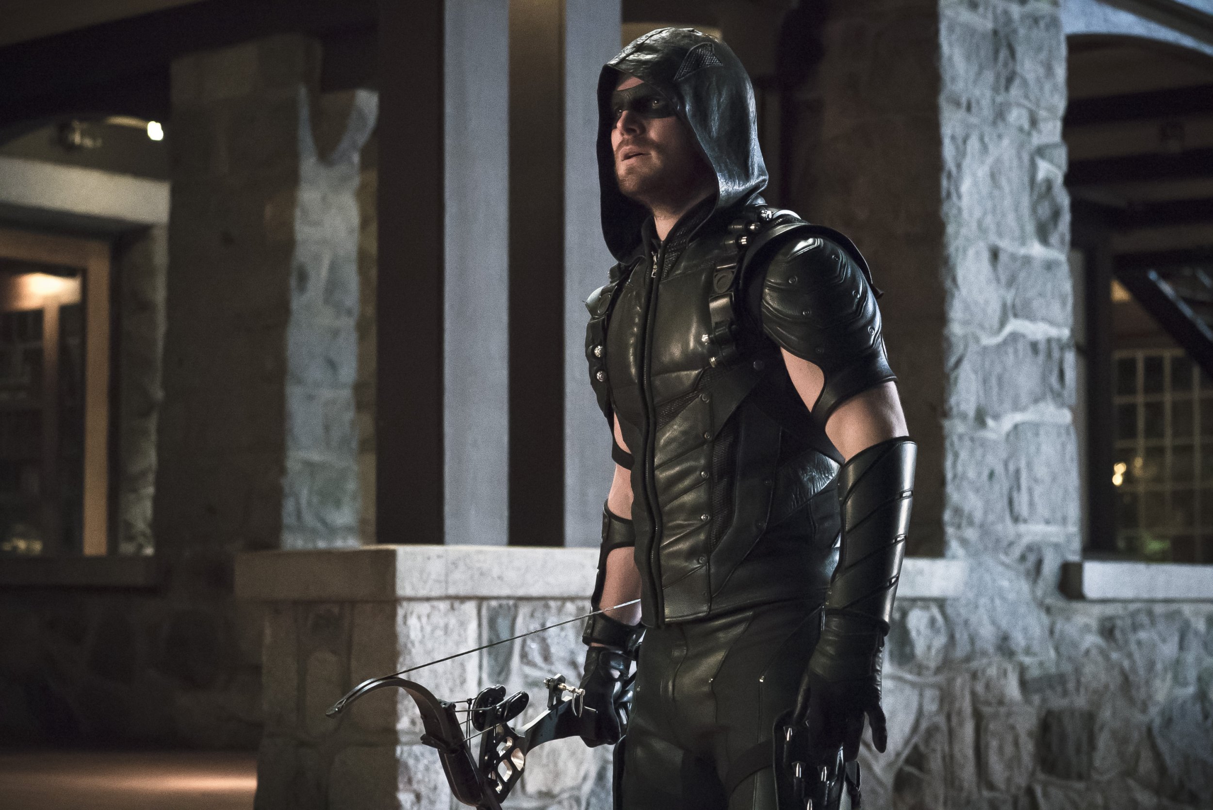 Arrow Season 4 Spoilers New Trailer Shows Olivers Reaction To Felicitys Shooting Teases 8060