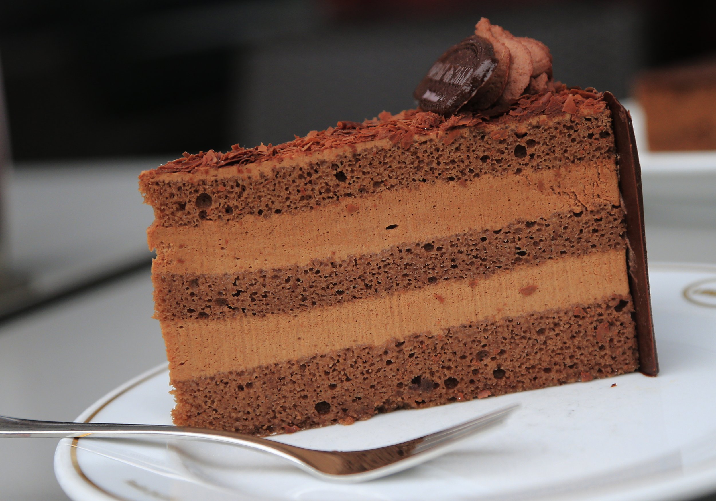 Начинки для тортов фото. Шоколадная прослойка для торта. Развез шоколадного торта. Шоколадная начинка для торта. Бисквитный торт.