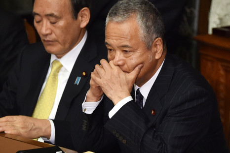 Japan economy minister Akira Amari resigns