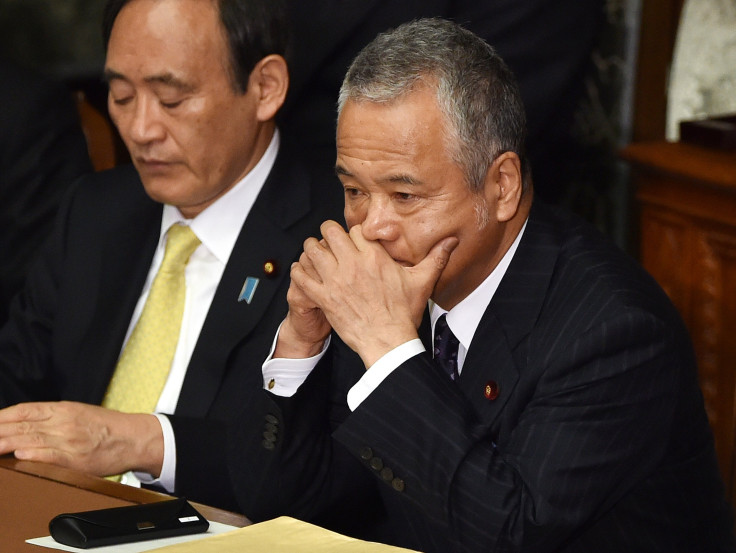 Japan economy minister Akira Amari resigns